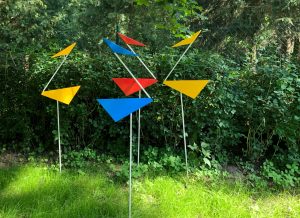 farbige Metallskulpturengruppe abstrakter Vögel von Klaus J. Bade