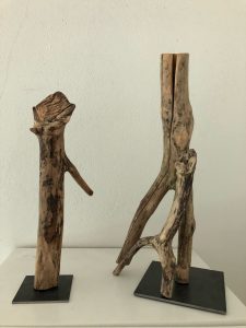 Zwei Totholzskulpturen von Klaus J. Bade