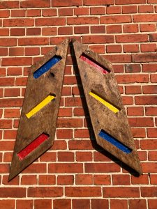 Geometrische Holzskulptur mit blau, rot und gelb gefassten Elementen von Klaus J. Bade